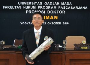dr Budiman seusai ujian terbuka di Fakultas Hukum UGM, Jumat (21/10/2016). (foto : istimewa)