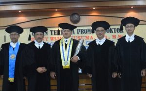 Denny W Kusuma (tengah) seusai dinyatakan lulus ujian foto bersama tim penguji di UGM, Senin (31/10/2016). (foto : istimewa)
