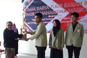 Tim Boelongan UGM menerima hadiah tropi juara dua di Universitas Negeri Malang. (foto: istimewa)