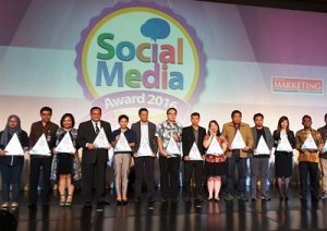 Perwakilan UGM bersama dengan penerima penghargaan social Media di Hotel Mulia Jakarta, Rabu (19/10/2016). (foto : istimewa)