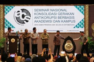 Wapres JK ketika membuka seminar di UGM Yogyakarta, Selasa (24/102016). (foto istimewa)