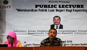 Dr Bambang Susanto MA saat memberikan kulliah umum di UMY Yogyakarta, Kamis (6/10/2016). (foto : istimewa)