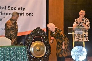 Rektor UGM, Dwikorita Karnawati memukul gong sebagai tanda pembukaan Konferensi Internasional di Yogyakarta, Kamis (6/10/2016). (foto : istimewa)