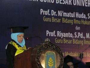 Prof Ni'matul Huda sedang menyampaikan pidato pengukuhan di Kampus UII, Senin (28/11/2016). (foto: heri purwata)