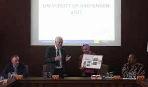 Rektor UGM dan President of University of Groningen seusai penandatanganan di UGM, Selasa (1/11/2016). (foto : istimewa)