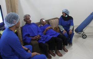 Pasien setelah dioperasi katarak di Eyes Centre, Asri Medical Centre (AMC) Yogyakarta, Ahad (30/10/2016). (foto : istimewa)