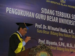 Prof Riyanto sedang menyampaikan pidato pengukuhan di Kampus UII, Senin (28/11/2016)