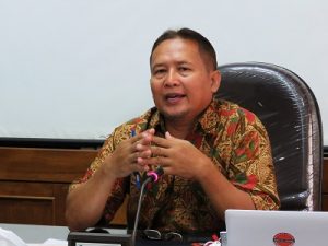 Prof Sarwidi memberi keterangan pers di Kampus UII Ci Di Tiro Yogyakarta, Senin (14/11/2016). (foto : heri purwata)
