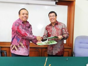 Rektor Instiper, Purwadi dan M Romli bertukar naskah kerjasama yang sudah ditandatangani di Yogyakarta, Jumat (11/11/2016). (foto: heri purwata)