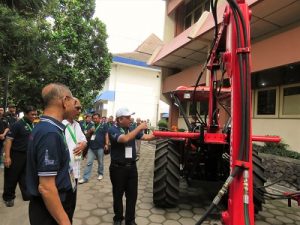 Rektor Instiper memperlihatkan peralatan mekanik kebun kelapa sawit di Expo, Jumat (9/12/2016). (foto : heri purwata)