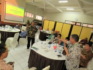 Salah satu peserta Two Days Roundtable Meeting menjelaskan permasalahan perkebunan kelapa sawit di Kampus Instiper Yogyakarta, Rabu (6/12/2016). (foto : heri purwata) 