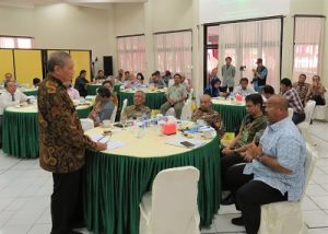 Wabup Kutai Kartanegara, Edy Damansyah (kanan) sedang menjelaskan permasalahan di daerahnya pada Roundtable Meeting di Kampus Instiper Yogyakarta, Kamis (8/12/2016). (foto : heri purwata)