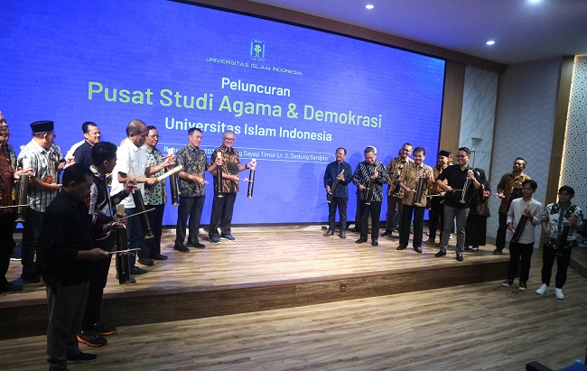 Sebanyak 26 tokoh memukul kentongan sebagai tanda peluncuran Pusat Studi Agama dan Demokrasi UII Yogyakarta, Rabu (22/5/2024). (foto : heri purwata)