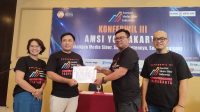 Serah terima kepengurusan AMSI DIY dari Anton Prihantoro (kiri) ke Agung Purwandono di Yogyakarta, Selasa (28/5/2024). (foto : istimewa)