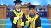 Prof Ridwan (kiri) dan Prof Zaenal Arifin dikukuhan sebagai Guru Besar di Auditorium Abdul Kahar Mudzakkir Kampus Terpadu UII, Kamis (30/5/2024). (foto : istimewa)
