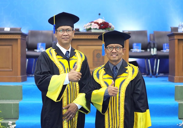 Prof Ridwan (kiri) dan Prof Zaenal Arifin dikukuhan sebagai Guru Besar di Auditorium Abdul Kahar Mudzakkir Kampus Terpadu UII, Kamis (30/5/2024). (foto : istimewa)