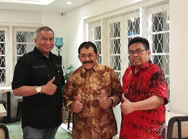 Dari kiri ke kanan : Jerry Irgo, Agus Taufiq, dan Sri Saptono Basuki saat penjajaan diskusi rumput laut jadi bahan tekstil di Solo, Rabu (29/5/2024). (foto : istimewa)