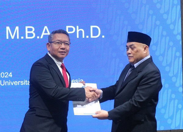 Rektor UII,Prof Fathul Wahid menyerahkan SK Profesor kepada Anas Hidayat di Kampus Terpadu UII Yogyakarta, Selasa (11/6/2024). (foto : heri purwata)