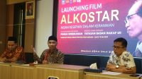 Dekan FH UII, Prof Dr Budi Agus Riswandi (tengah) sedang menjelaskan tentang film dokumenter Alkostar kepada wartawan di Kampus FH UII Yogyakarta, Jumat (14/6/2024). (foto : heri purwata)
