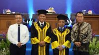 Prof Masduki dan Prof Tamyiz Mukharrom diapit Rektor UII, Prof Fathul Wahid (kiri) dan Dr Suparman Marzuki, SH, MSi, Ketua Umum Pengurus Yayasan Badan Wakaf UII, Selasa (25/6/2024). (foto : istimewa)