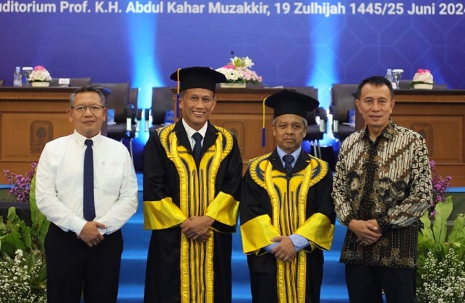 Prof Masduki dan Prof Tamyiz Mukharrom diapit Rektor UII, Prof Fathul Wahid (kiri) dan Dr Suparman Marzuki, SH, MSi, Ketua Umum Pengurus Yayasan Badan Wakaf UII, Selasa (25/6/2024). (foto : istimewa)