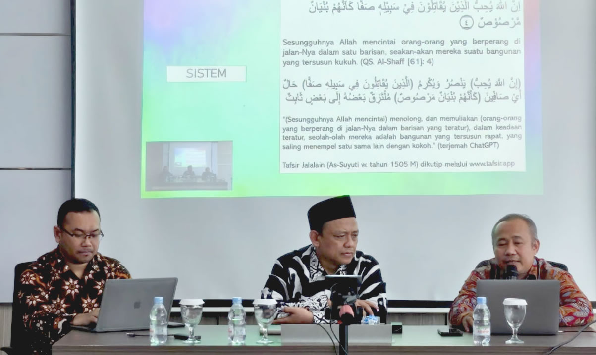 Narasumber Lukman, S.Ag., M.Pd (kanan), Dr. H. Sus Budiharto, (tengah) dan fasilitator Sofwan Hadikusuma, Lc., M.E di FIAI UII. (foto: Eka Dekanat)