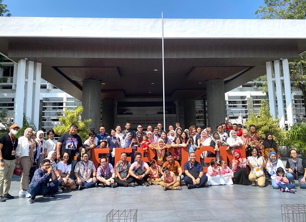 Anggota KAFEGAMA 2004 foto bersama di depan Gedung FEB UGM. (foto : istimewa)