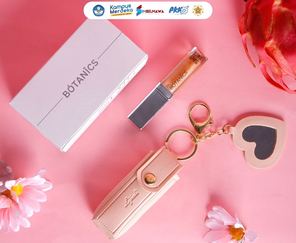 Paket Botanics berisi lip tint dan pouch yang dilengkapi dengan cermin. (foto : istimewa)