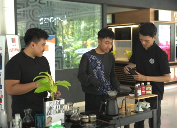 Mahasiswa sedang meracik kopi di Cafe yang berada di Kampus FEB UGM Yogyakarta. (foto : istimewa)