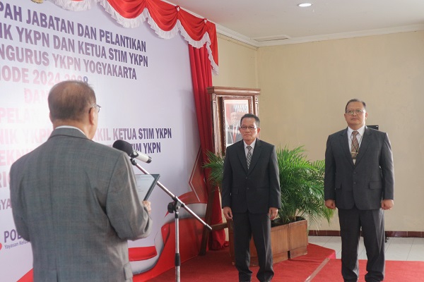 Prof Krismiaji (kiri) dan Dr Suparmono saat dilantik Djoko Susanto sebagai Direktur Politeknik YKPN dan Ketua STIM YKPN, di Yogyakarta, Rabu (31/7/2024). (foto : heri purwata)