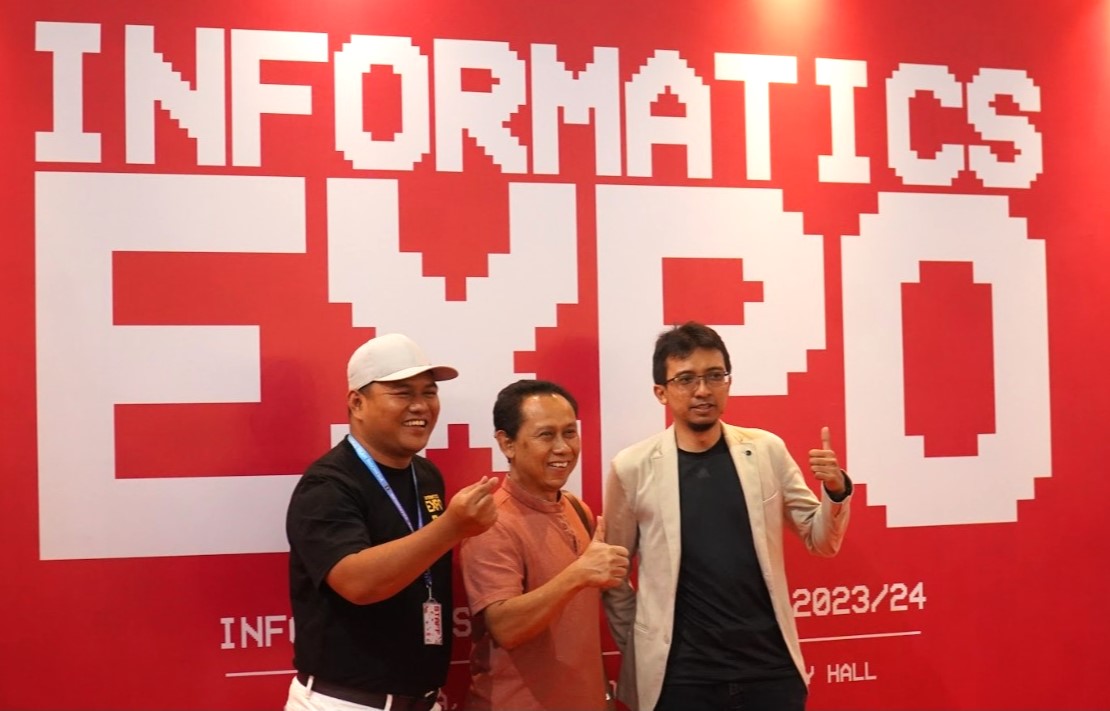 Dari kiri ke kanan : Hari Setiaji, Prof Dr Ir Hari Purnomo, MT, IPU (Dekan FTI UII), dan Dhomas Hatta Fudholi pada pembukaan Informatics Expo di Sleman City Hall Yogyakarta, Sabtu (13/7/2024). (foto : istimewa)