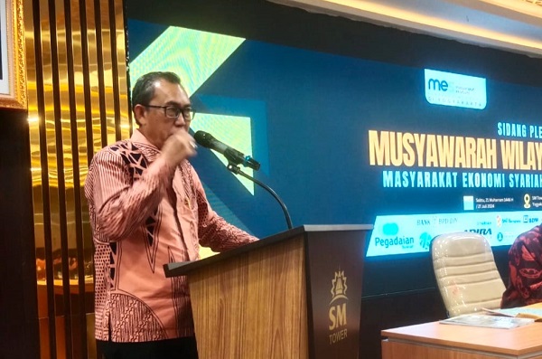 Prof Edy Suandi Hamid saat menyampaikan pidato seusai terpilih sebagai Ketua Umum MES DIY. (foto : istimewa)