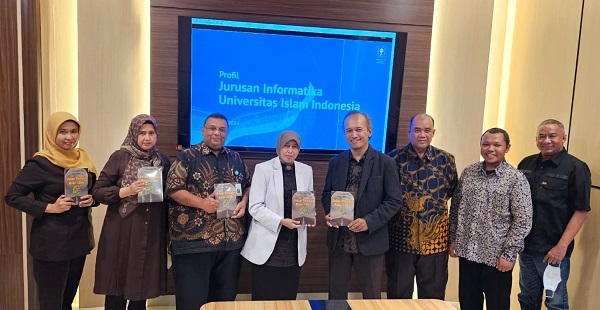 Delegasi Jurusan Informatika FTI UII Yogyakarta saat berkunjung ke Rumah Sakit Islam Harapan Anda Tegal Jawa Tengah, beberapa waktu lalu. (foto : istimewa)