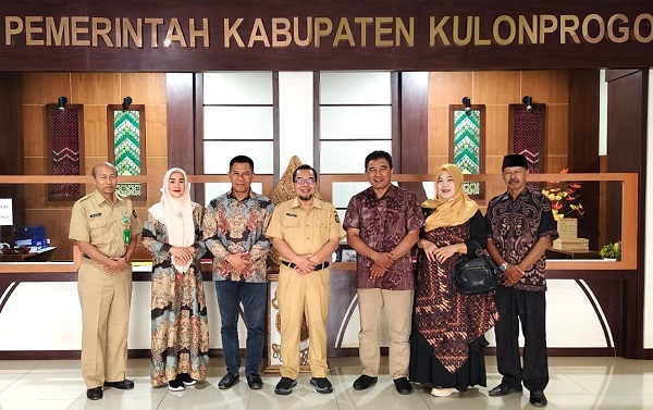 Dari kiri ke kanan : Eko Wisnu Wardana, SE; Dewi Ana Parwati; Iptu Heru Azharudin; Triyono, SIP, MSi; Agus Triantara, SE; Tinting Heruwati, SPd; Rusdi Riwarsanasila. (foto : istimewa)