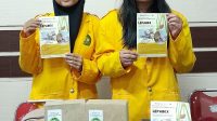 Shely Aulia dan Maesi Lasmaria Silaban memamerkan snack box di Aula Rahan Universitas Palangkraya. (foto : istimewa)