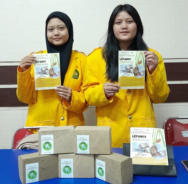 Shely Aulia dan Maesi Lasmaria Silaban memamerkan snack box di Aula Rahan Universitas Palangkraya. (foto : istimewa)