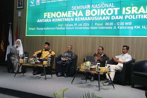 Seminar 'Fenomena Boikot Israel' yang diselenggarakan PS2PM dan Ponpes UII di Auditorium FH UII, Selasa (9/7/2024). (foto : heri purwata)