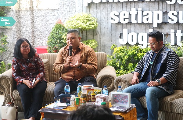 Dari kiri ke kanan : Veronica Setyoningtyas Prativi, Rendy Maulana Akbar, dan Prima Teguh Prasojo (Head of Channel Partnership Aspire) saat memberi keterangan kepada wartawan di Yogyakarta, Kamis (11/7/2024). (foto : heri purwata),