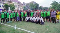 Tim Sepakbola FIAI, mengapit Wakil Rektor III UII dan didukung Tim Senam Putri (baju putih) (Foto:IPK)
