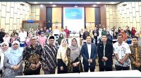 Imam Djati Widodo, Elisa Kusrini dan Herry Murthala foto bersama dengan pelaku UMKM Kabupaten Sleman seusai mengikuti Focus Group Discussion (FGD) di Kampus FTI UII. (foto : istimewa)