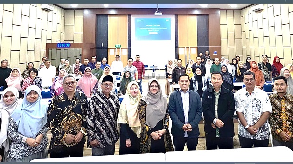 Imam Djati Widodo, Elisa Kusrini dan Herry Murthala foto bersama dengan pelaku UMKM Kabupaten Sleman seusai mengikuti Focus Group Discussion (FGD) di Kampus FTI UII. (foto : istimewa)