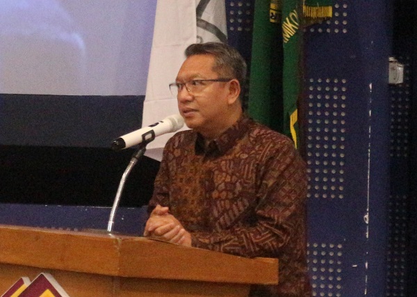 Fathul Wahid saat menyampaikan pidato pelantikan sebagai Ketua APTISI Wilayah V DIY periode 2023-2027 di Kampus Universitas Amikom Yogyakarta, Senin (5/8/2024). (foto : heri purwata)