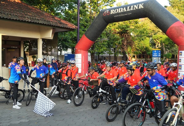 Peserta Fun Bike 'Dedikasi untuk Negeri' dilepas dari Kampus FEB UII. (foto : istimewa)