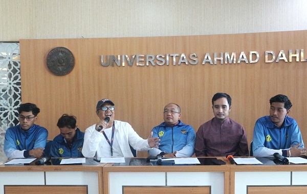 Hadi Suyono (baju putih) menjelaskan kepada wartawan tentang prestasi UKM Taekwono UAD Yogyakarta yang berlaga di Thailand dan Yogyakarta, Senin (19/8/2024). (foto : heri purwata)