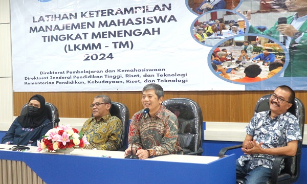 Prof Setyabudi Indartono (kedua dari kanan) saat memberikan sambutan pembukaan LKMM-TM di Kampus 4 UAD Yogyakarta, Kamis (8/8/2024). (foto : heri purwata)