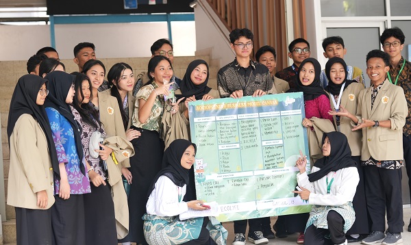 Mahasiswa FEB UGM memperlihatkan hasil setelah mengikuti STAR Program yang dimaksudkan untuk meningkatkan soft skills. (foto : istimewa)