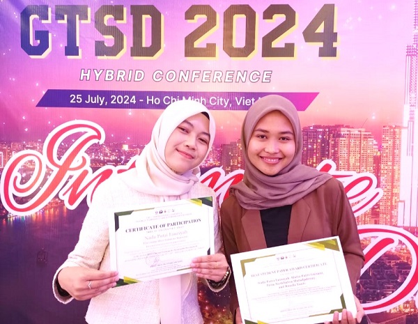 Nada Putri Fauziyah (kiri) dan Roaida Yanti seusai dinobatkan menjadi Best Student Paper di International Student Paper and Conference Green Technology and Sustainability Development (GTSD) 2024 di Ho Chi Minh City, Vietnam. (foto : istimewa)