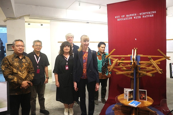 Rektor UII, Fathul Wahid (kiri) mendampingi Duta Besar Jerman, Ina Lepel (kedua dari kanan) menyaksikan karya arsitektur proyek 'Learning from Mangunwijaya' di Langgeng Art Foundation, Yogyakarta, Rabu (31/7/2024). (foto : heri purwata)