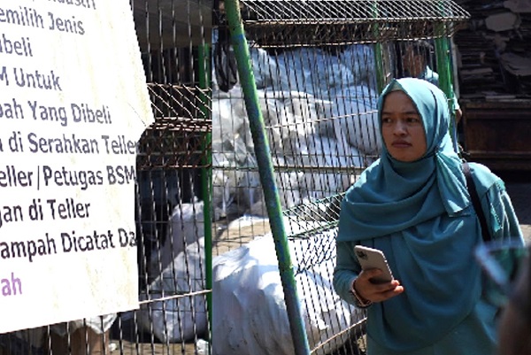 Sri Indrawati saat berkunjung ke Bank Sampah Malang. (foto : istimewa)