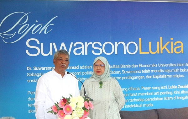 Suwarsono dan isteri saat menyampaikan sambutan pada peluncuran Pojok SuwarsonoLukia di Perpustakaan Pusat UII, Kamis 922/8/2024). (foto : heri purwata)